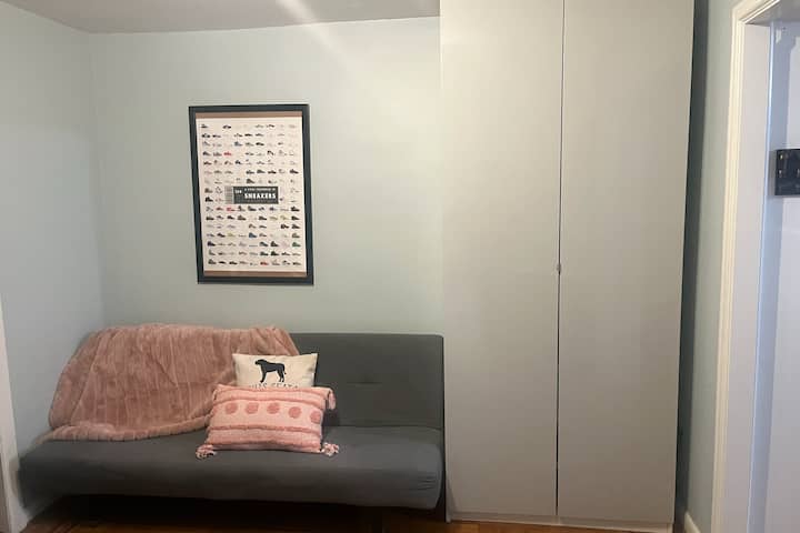 Кауч кој се претвора во единечен кревет.