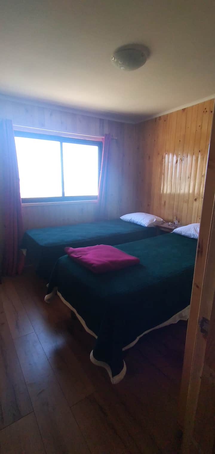 Habitación con 2 camas de 1 plaza. Deben llevar sábanas