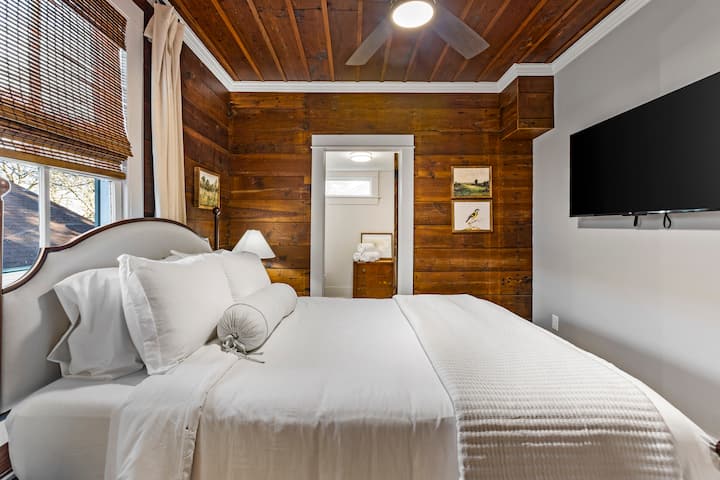 Hlavná spálňa s manželskou posteľou Queen, 50-palcovou inteligentnou televíziou Roku, stropným ventilátorom a pripojenou vlastnou kúpeľňou.