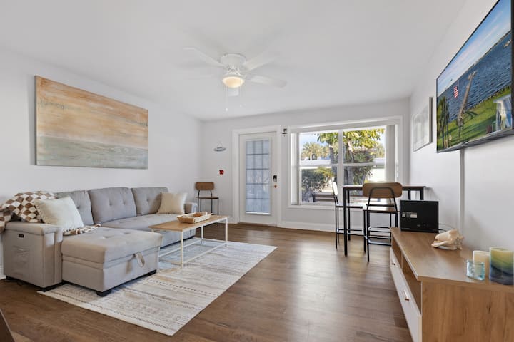 Coastal Getaway Near Downtown - Stuart, FL