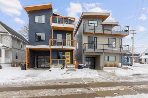 The Double Duck - Sleeps 30! Steps from Downtown