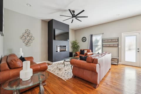 Chef's kitchen/Ping Pong/Near Everything/Sleeps 11