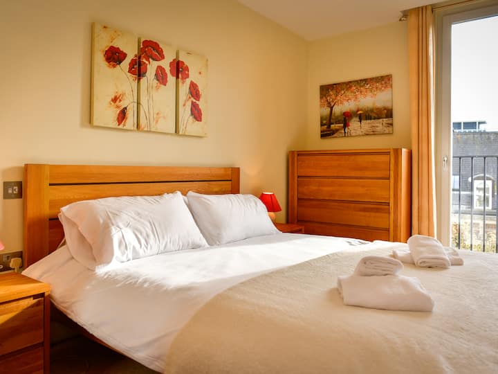 يجعل التخزين المدمج والكرسي ذي الذراعين المريح المسكن عمليًا وجذابًا.