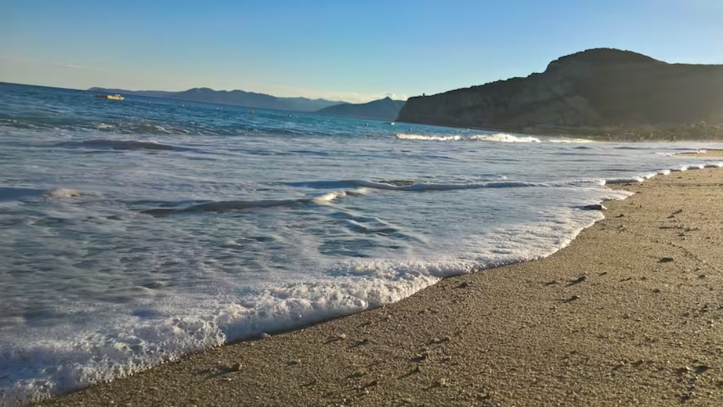 Successful Airbnb property: Cozy & Relaxing Gem: Walk to Beach, Private Garage in Finale Ligure