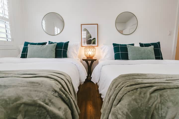 שתי מיטות זוגיות רחבות