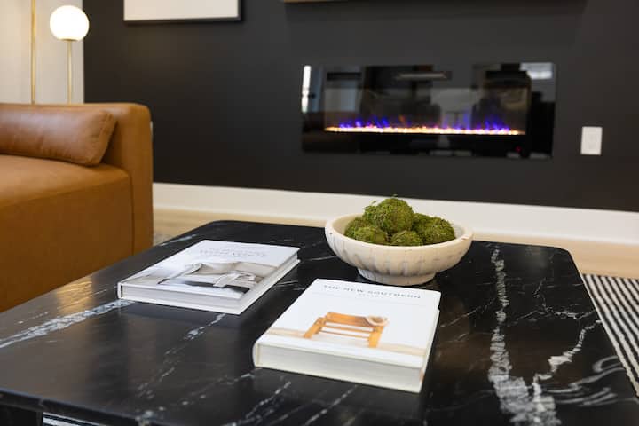 Každý dekoratívny kúsok je premyslene vybraný tak, aby vytvoril harmonickú atmosféru, ktorá odráža vašu jedinečnú chuť a dodáva dotyk elegancie.