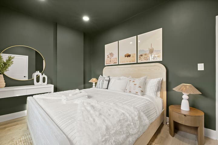 Vychutnajte si dokonalé pohodlie našich spální veľkosti King s plyšovými matracmi z pamäťovej peny, ktoré sa dotýkajú vášho tela, aby ste si oddýchli v noci. Zažite luxus a pokoj vo svojom osobnom útočisku! 