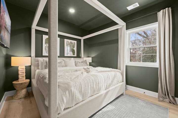 Uvoľnite sa v našej spálni veľkosti King, vašej súkromnej enkláve pohodlia! S plyšovými matracmi z pamäťovej peny, ktoré vás chytia do luxusu, je ideálnym útočiskom na pokojný nočný spánok a omladenie.