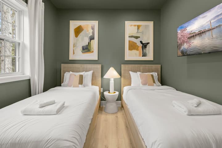 Vitajte v našej útulnej spálni s dvoma pohodlnými samostatnými posteľami! Tento priestor je ideálny pre priateľov, rodinu alebo hostí a kombinuje pohodlie a štýl na pokojný pobyt.