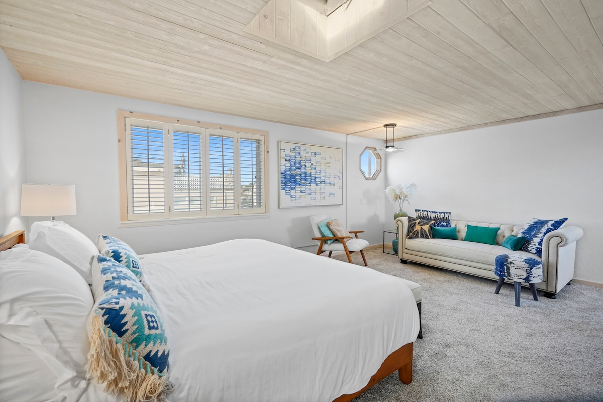 בחדר השינה הראשי עם מיטת קינג סייז יש שפע של מקום לשיחות אינטימיות. 