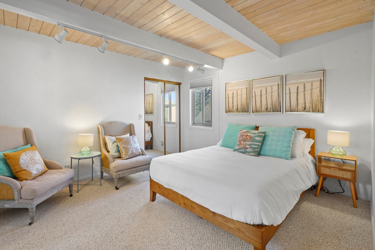 בחדר השינה המשני יש מזרן היברידי חדש בגודל 10אינץ 'עם עמדת קריאה. 