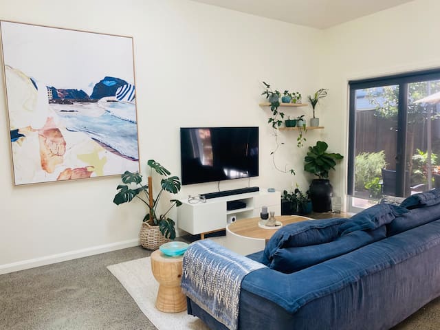 Spacious & comfortable family home, close to city.