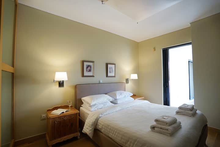 חדר שינה 2 עם מיטת קווין סייז אירופאית בגודל 160x200 ס"מ