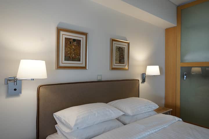 חדר שינה 3 עם מיטת קווין סייז אירופאית בגודל 160x200 ס"מ