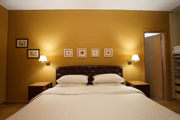 חדר שינה צמוד 1 עם מיטת קינג סייז אירופאית בגודל 180x200 ס"מ