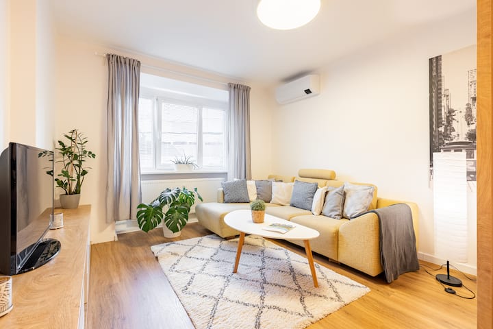 Nivy Retreat W/ Full Kitchen & Workspace - Bratislava