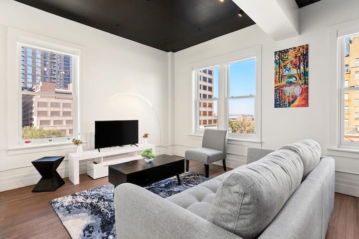 Romantic Riverwallk Retreat: River/city View/king - San Antonio, TX