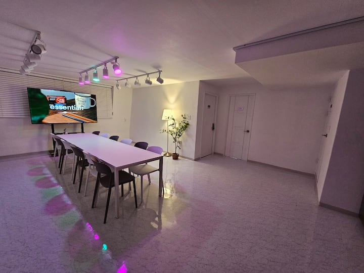 Up to 30 people] Gangnam Consultation Group Meeting, Karaoke Room, 75 inch  TV - Airbnb