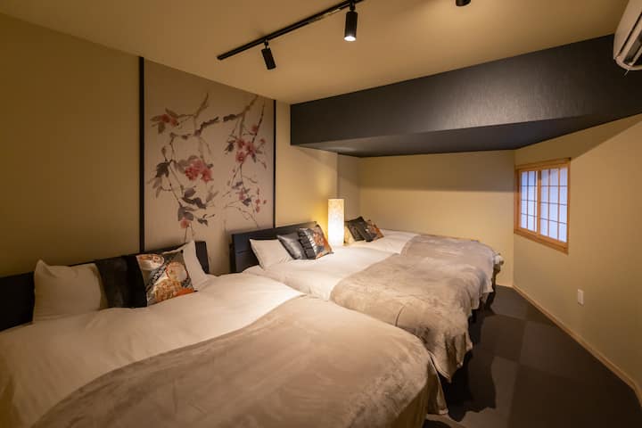 Chambre 1F
3 : lit double x 2 et lit simple x 1
Chambre 3: 2 lits queen size et 1 lit simple