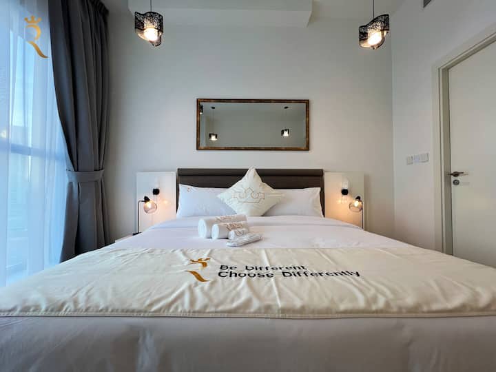 Geniet van weelde met onze weelderige slaapkamer, waar luxe en comfort samenkomen voor een onvergetelijk verblijf.