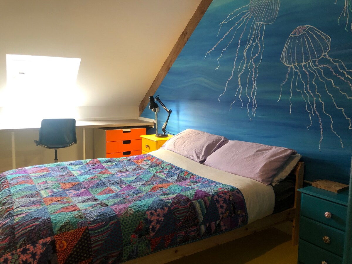 Žiarte v tmavej nástennej maľbe Jelly s veľkým vybaveným stolom