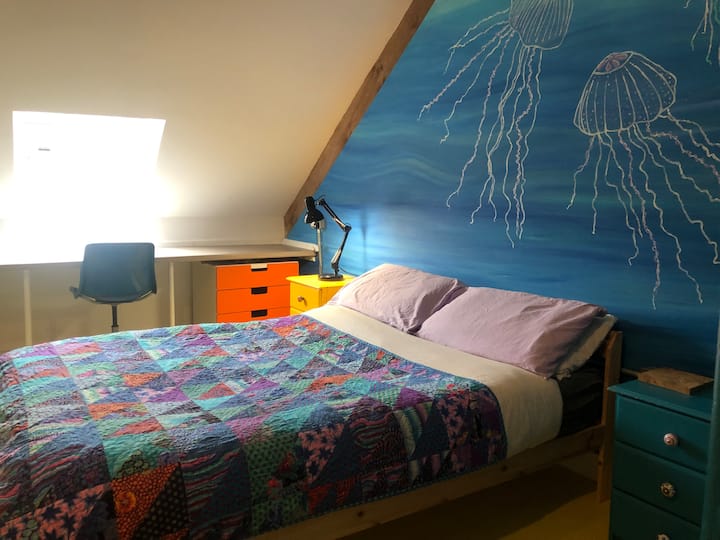 Kung 'aa kwenye ukuta wa samaki wa Jelly wenye dawati kubwa lililowekwa