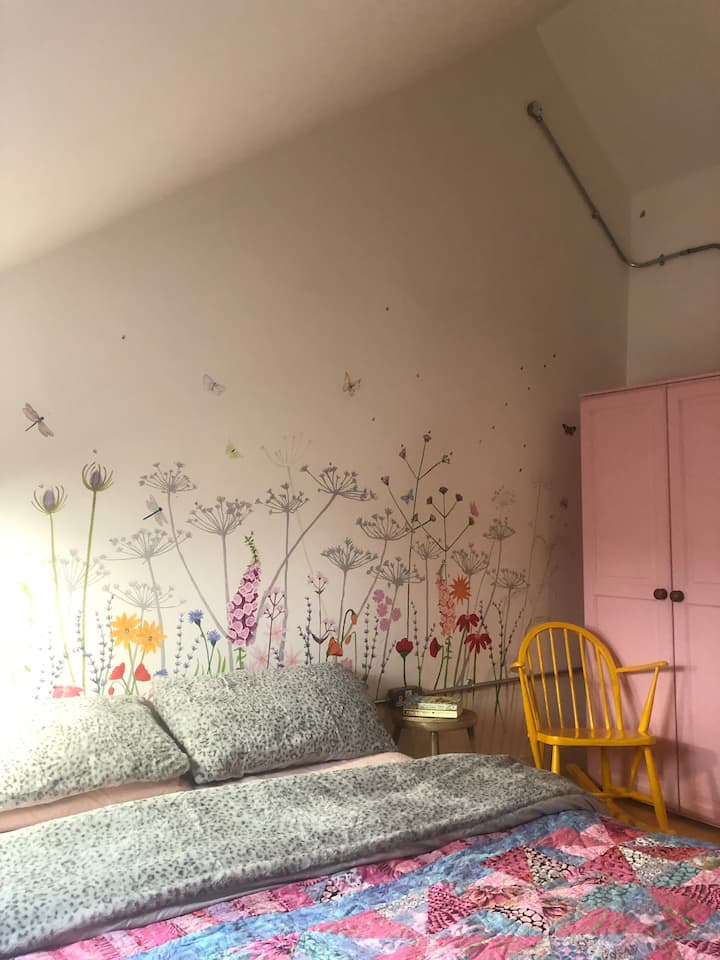 Chumba cha 2 cha kulala, ukuta wa malisho uliochorwa kwa mkono. Kitanda cha ukubwa wa kifalme na dawati lililowekwa 