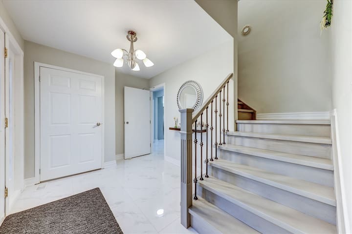 Spacious RougeView Home|2 Kitchens & 8-car Parking gallery image 3