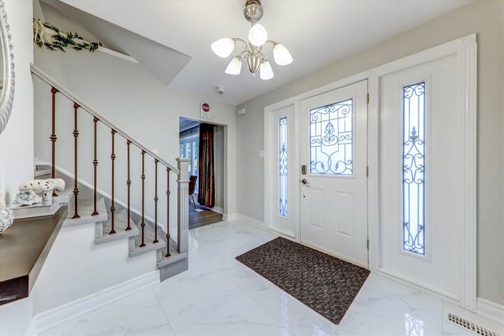 Spacious RougeView Home|2 Kitchens & 8-car Parking gallery image 2