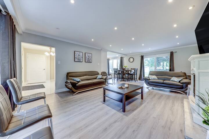 Spacious RougeView Home|2 Kitchens & 8-car Parking gallery image 5