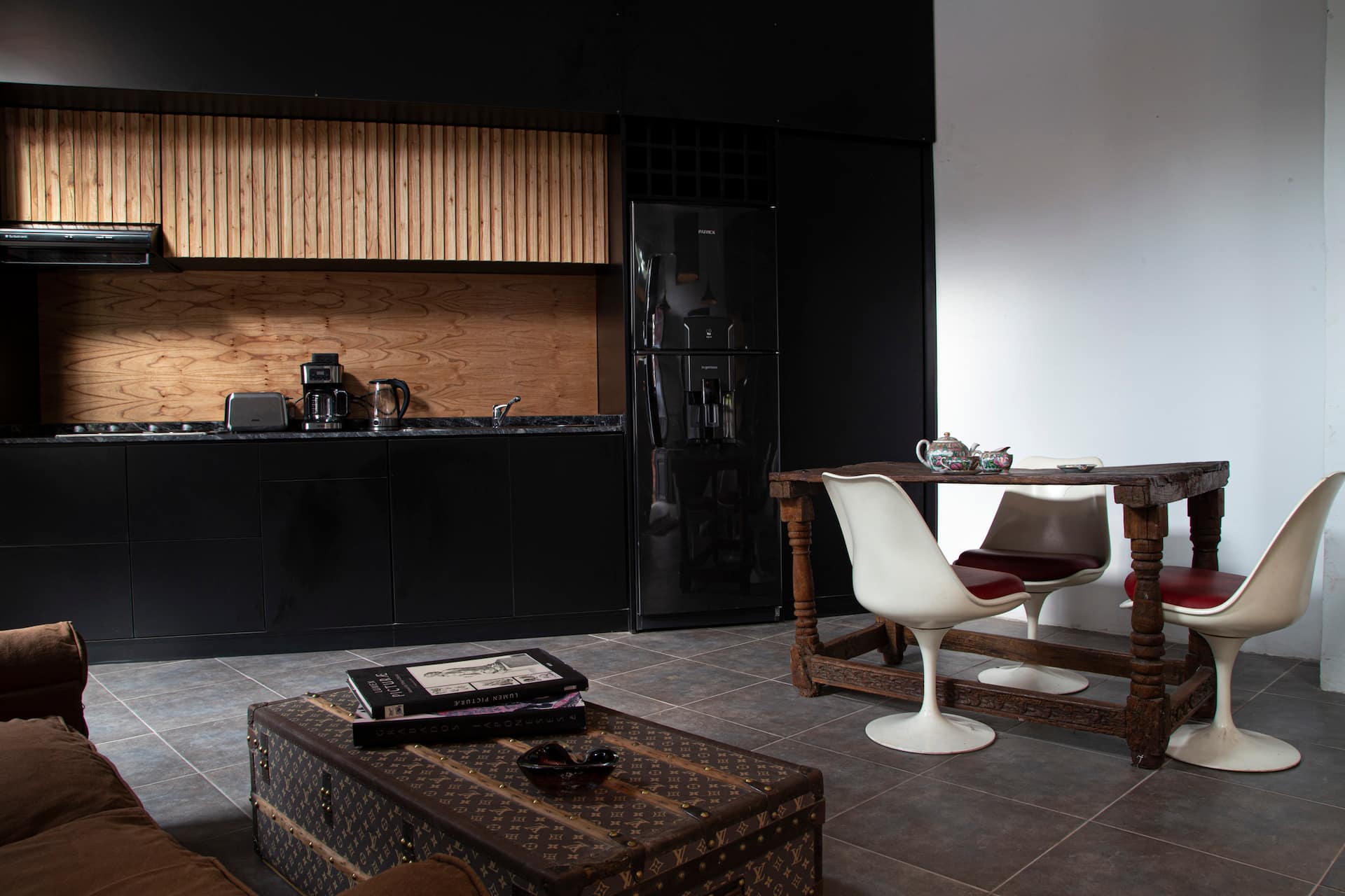 apartment in an antique dealer's house VIII