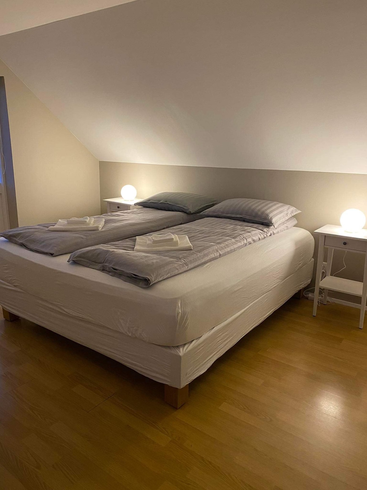 Spavaća soba s krevetom od 180 cm za dvije osobe i jednim krevetom od 90 cm