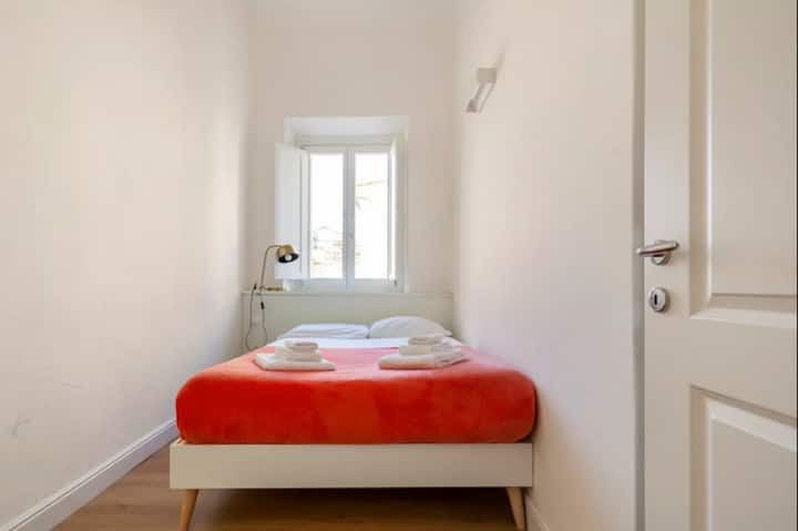 تحتوي الغرفة الثانية على سرير مزدوج 140 سم