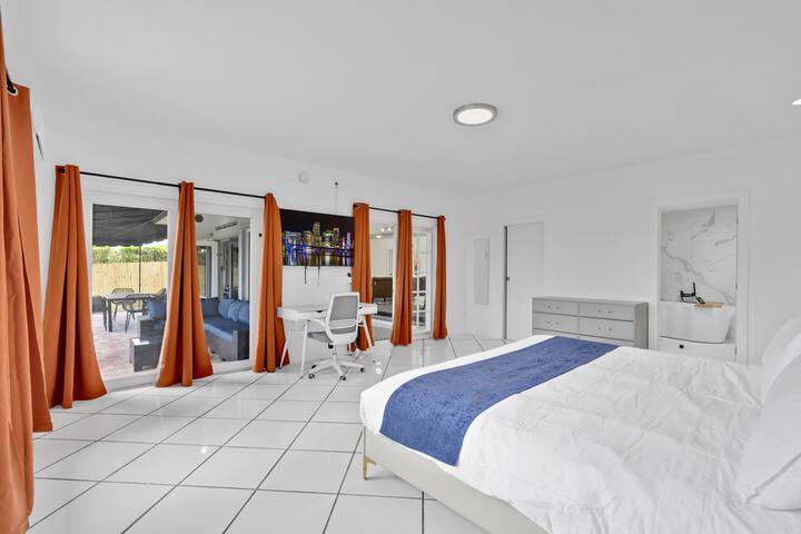 Lakefront Villa Heated Pool | 6-mins to the Beach gallery image 4