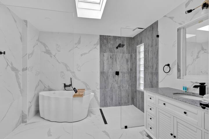 Lakefront Villa Heated Pool | 6-mins to the Beach gallery image 3