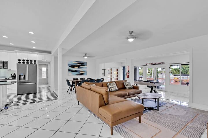 Lakefront Villa Heated Pool | 6-mins to the Beach gallery image 2