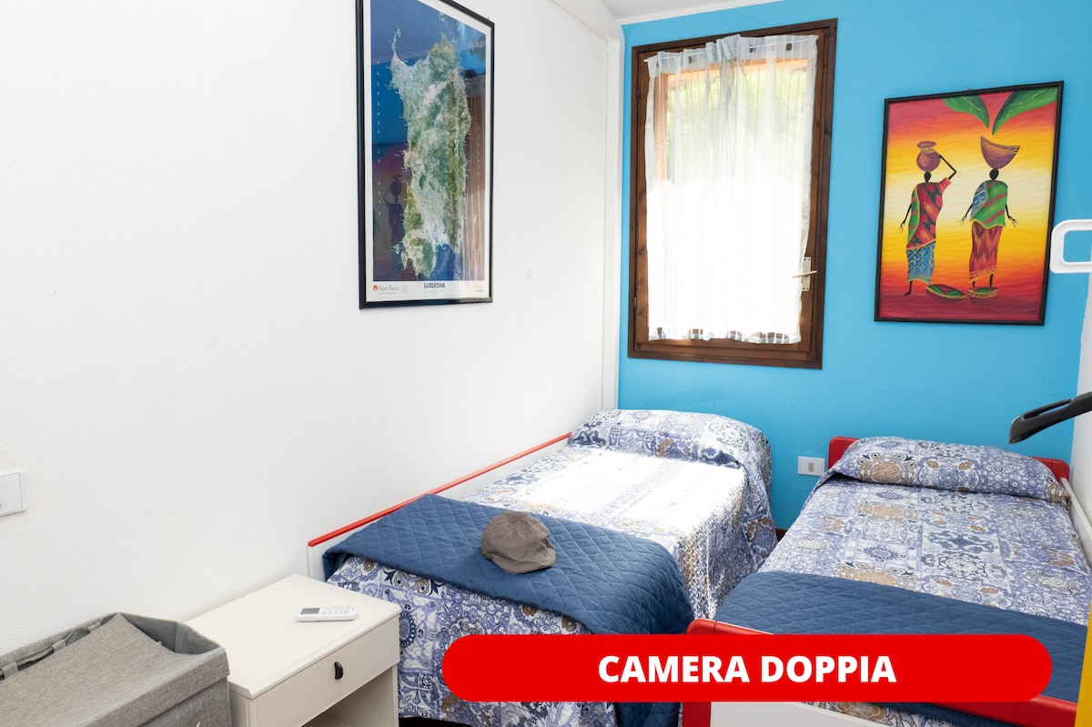 dormitorio con cama individual o matrimonial, armario y perchas para ropa, aire acondicionado