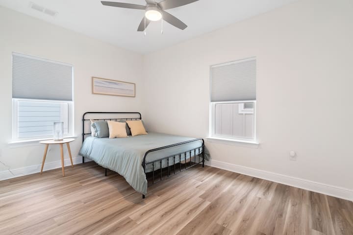 ห้องนอนที่สองบนชั้นบนสุดพร้อมที่นอนควีนไซส์ Tuft & Needle และห้องน้ำเต็มรูปแบบพร้อมอ่างอาบน้ำ/ฝักบัวรวมกัน

Pack n Play สำหรับทารก/เด็กวัยหัดเดินที่อยู่ในตู้เสื้อผ้านี้ (หรือตู้เสื้อผ้าห้องนอนใหญ่)