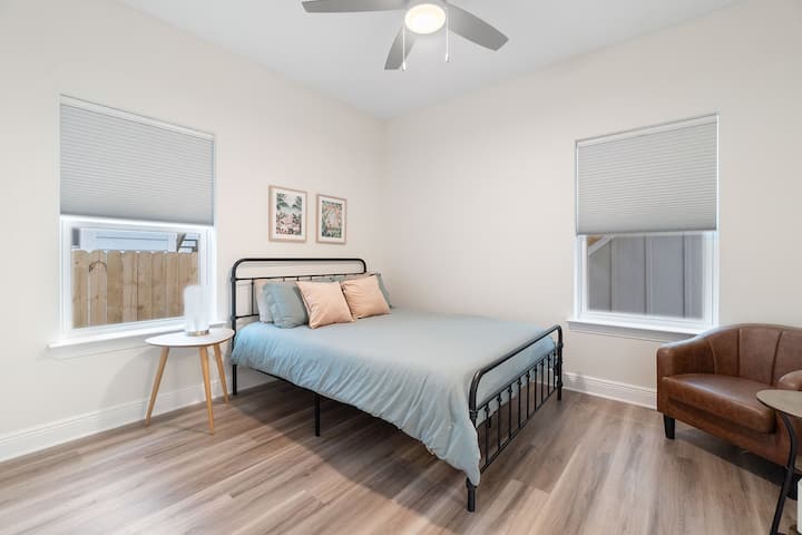 ห้องนอนชั้นแรกเป็นห้องนอนชั้นล่างมีเพียงห้องเดียว เหมาะสำหรับความเป็นส่วนตัวและซ่อนตัวอยู่ห่างจากพื้นที่นั่งเล่น 

เพลิดเพลินไปกับที่นอนควีนไซส์ Tuft & Needle ห้องน้ำในตัวพร้อมอ่างอาบน้ำ/ฝักบัวและบริเวณที่นั่ง