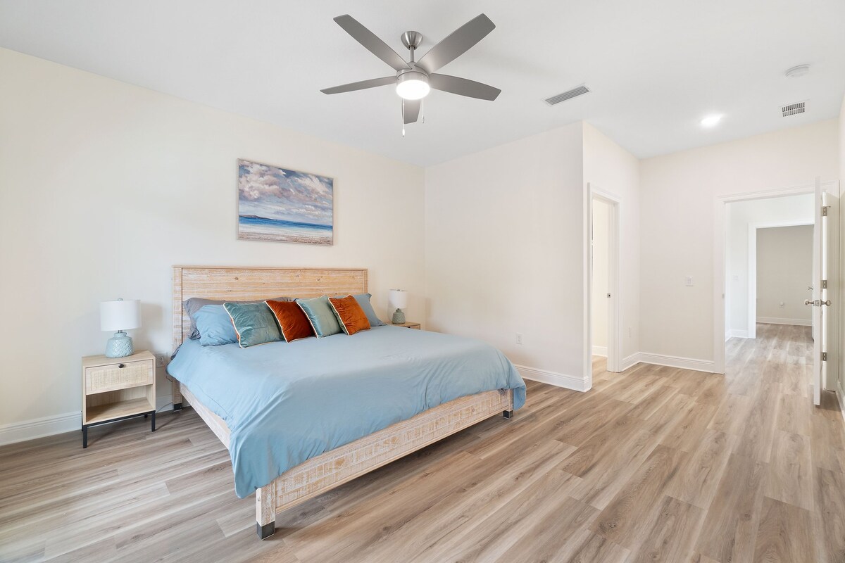 يحتوي الجناح الرئيسي على شرفة في الطابق العلوي مع مقاعد لشخصين وإطلالة بالإضافة إلى حمام ملحق وخزانة واسعة. سرير Tuft & Needle Premium King الجديد المريح. 

تحتوي الخزانة على مروحة ومكواة/لوح وطاولة قابلة للطي للعناصر.

الطابق الثاني