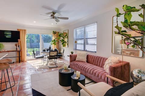 Top Airbnb: Black Flamingo: Clean/Dntn 1 Mi./Fenced/Near Beach in West Palm Beach / Boca Raton