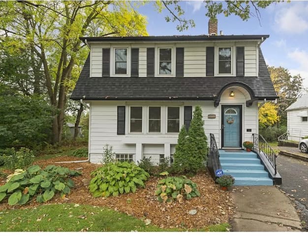 Charming Cottage with Hot Tub & Fire Pit