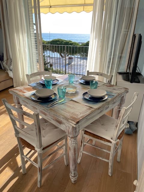 Sea View Apt | A/C, Wi-Fi & Private Parking