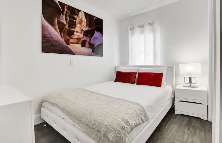 חדר שינה 3.
מיטת קווין סייז, ארון ,שידה, שידת לילה וטלוויזיה