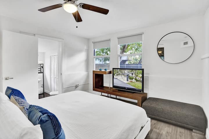 חדר שינה 5.
מיטת קינג סייז, שידת לילה, מאוורר וטלוויזיה.
גישה  מחדר שינה 4.
