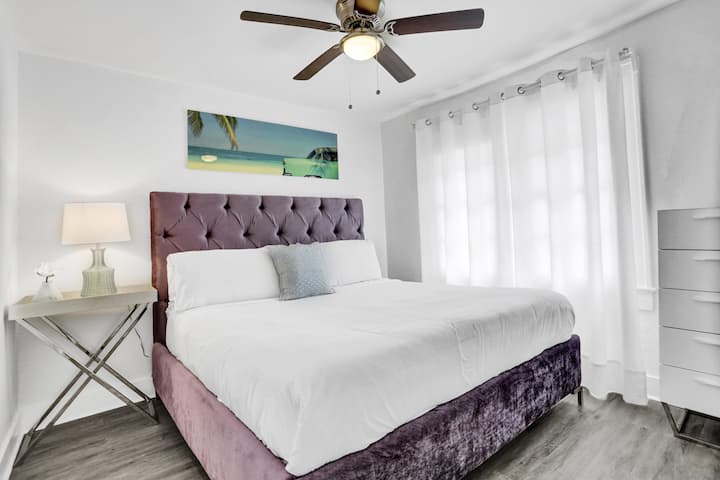 חדר שינה 1.
מיטת קינג סייז עם שידה ,ארון ,מאוורר וטלוויזיה.