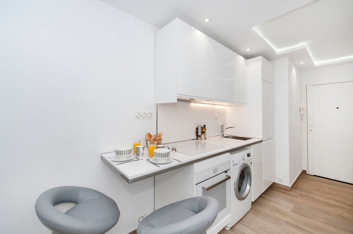 Top performing Airbnb: Central, beautiful terrace in Paris 14e Arrondissement