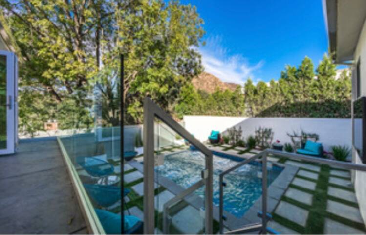 celebrity owned hills estate gallery image 3