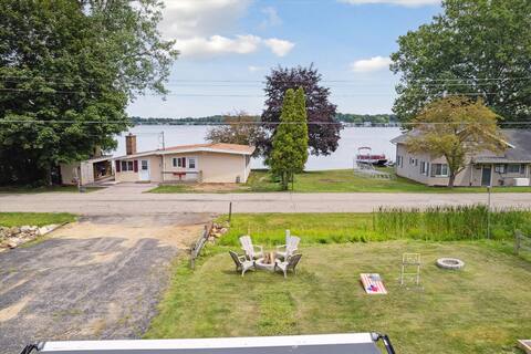 Duck Lake Front Home - Pet Friendly - Brand New