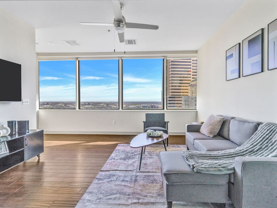 Airbnb LTV Tower | 8 min away from American Airlines Cntr